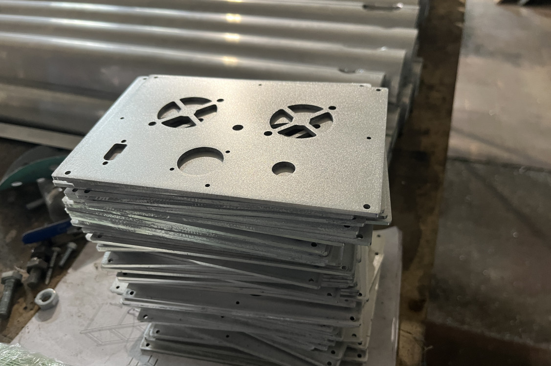 Обработка алюминиевого композита (АКП) - от фрезеровки до готовых конструкций